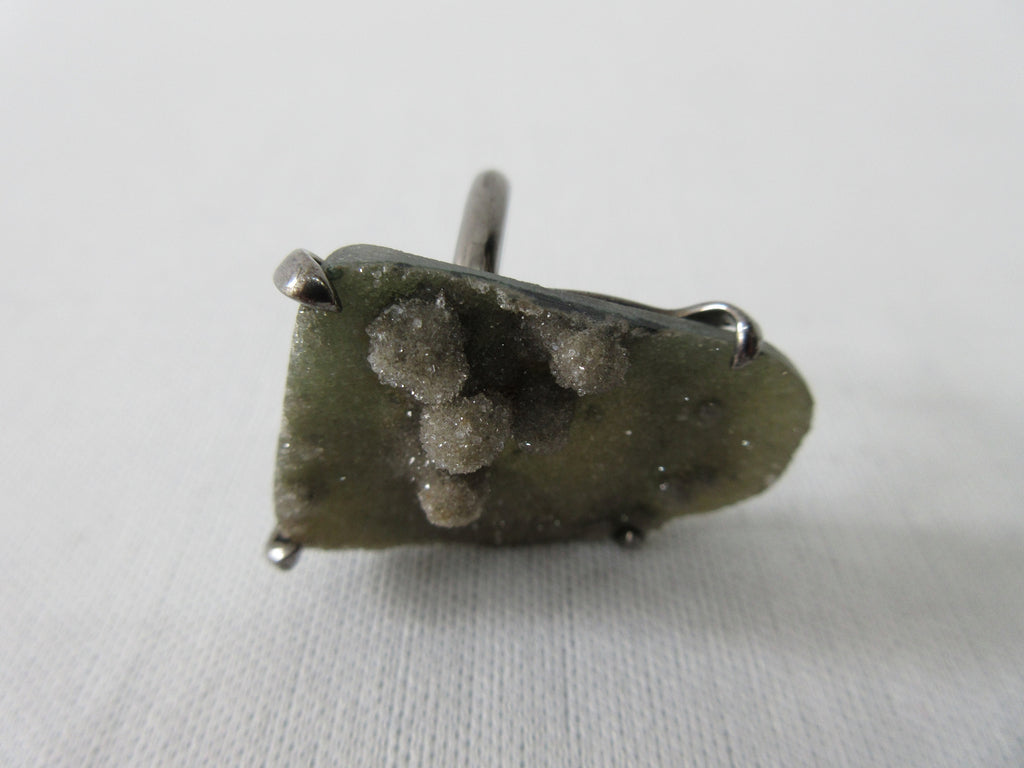 Slightly sparkly crystal with 5 highlited textured enlargements. Unknown crystal. Inside ring diameter 1.7cm. Top ring crystsl measures 3cm x 2.2cm tapering