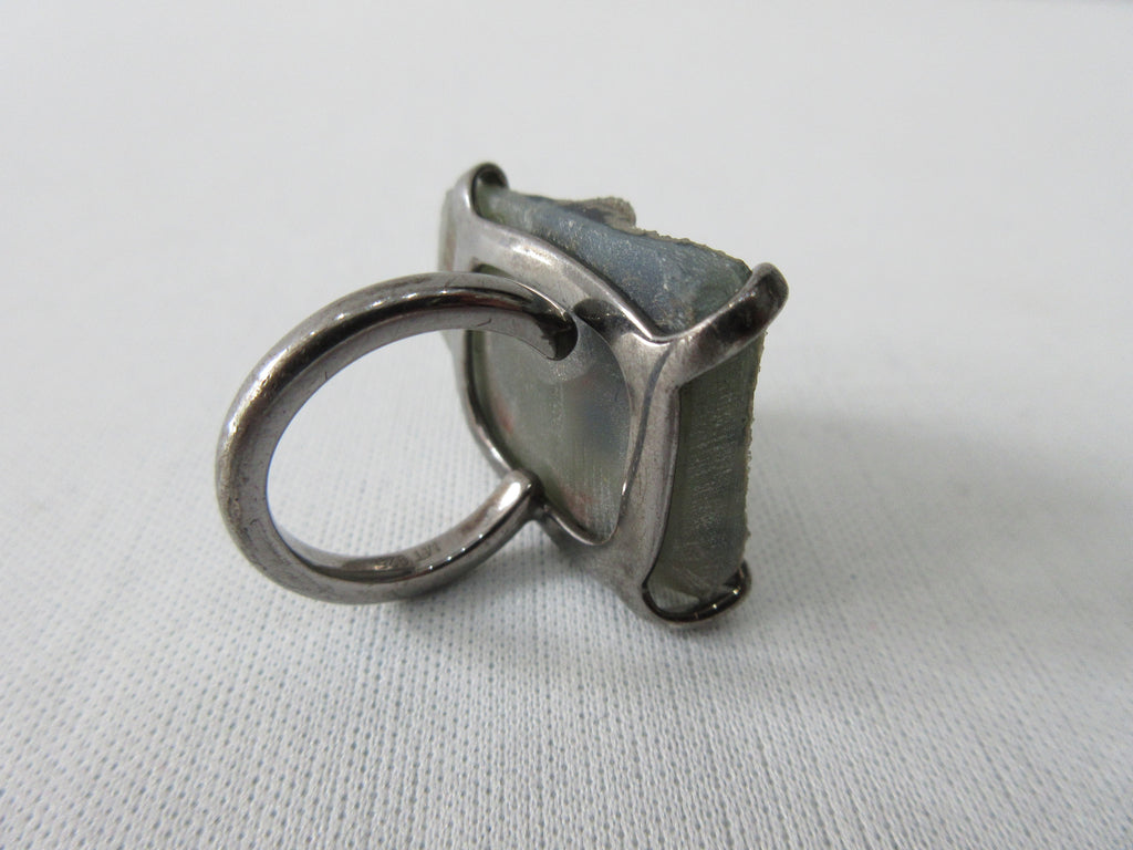 Slightly sparkly crystal with 5 highlited textured enlargements. Unknown crystal. Inside ring diameter 1.7cm. Top ring crystsl measures 3cm x 2.2cm tapering