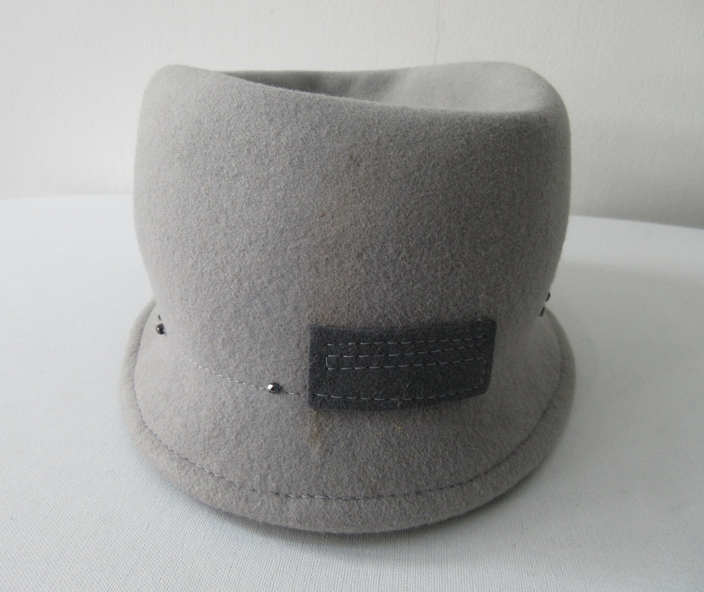 Olka Hats 100% Wool with dark grey felt and Sequin trim. Size unknown, 58.5cm inside circumfrence. Length 26.5cm, Width 20cm, Height 12cm, 26g approximate weight. 100% Wool Made in Canada