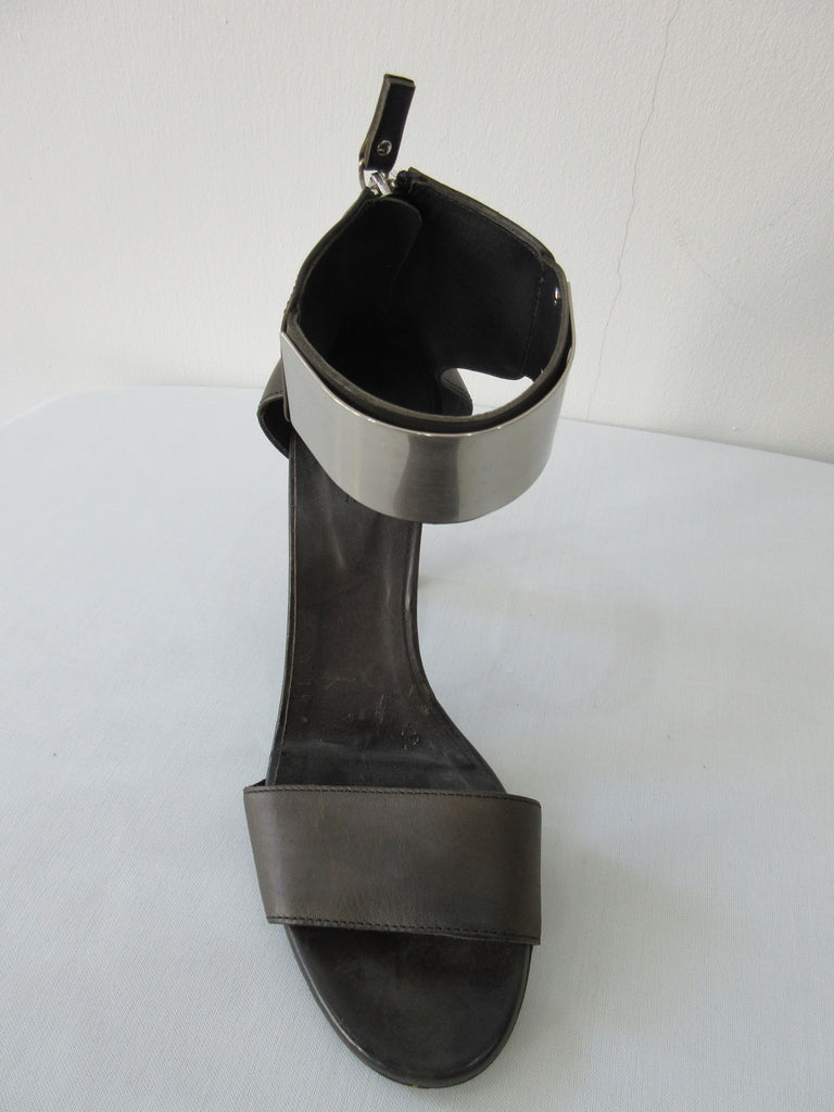 Vic Mate Metal Shin Heel. Product Number 1L5526D.L90L550101 Sandalo Alcazar 101 Black, 9.5cm leather heel. 100% Leather, Made in Italy