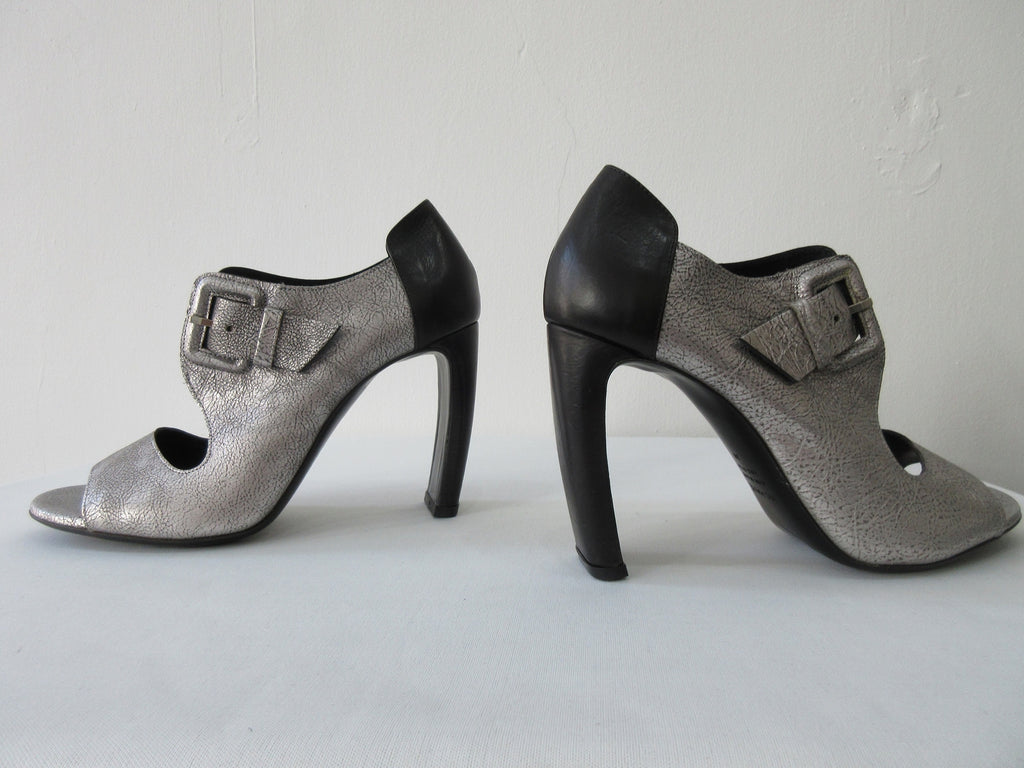 Vic Matie Buckled Silver Shoe. Product Number: Vic Matie 1L5510D.L90BDYB382 Sandalo Loeve/Alcazar 109/101, 9.5cm heel, 100% Leather, Made in Italy
