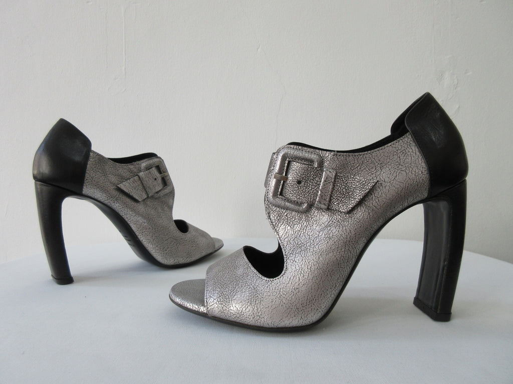 Vic Matie Buckled Silver Shoe. Product Number: Vic Matie 1L5510D.L90BDYB382 Sandalo Loeve/Alcazar 109/101, 9.5cm heel, 100% Leather, Made in Italy