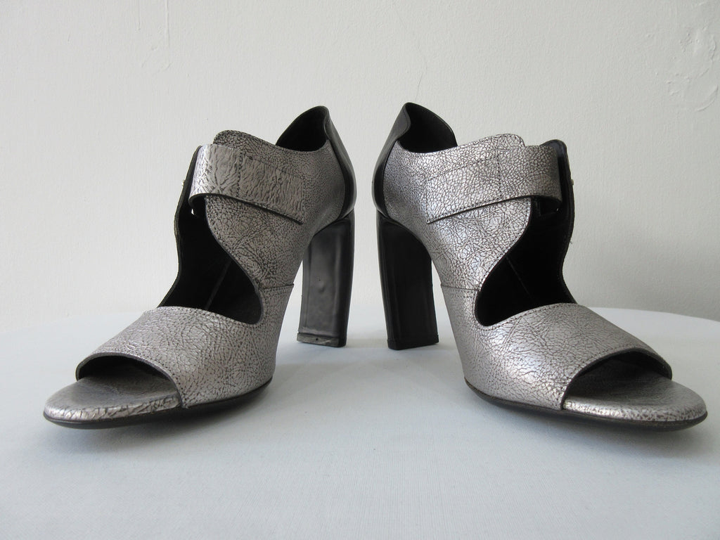 Vic Matie Buckled Silver Shoe. Product Number: Vic Matie 1L5510D.L90BDYB382 Sandalo Loeve/Alcazar 109/101, 9.5cm heel, 100% Leather, Made in Italy