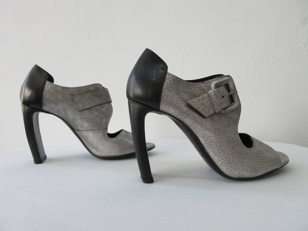Vic Matie Buckled Silver Shoe. Product Number: Vic Matie 1L5510D.L90BDYB382 Sandalo Loeve/Alcazar 109/101, 9.5cm heel, 100% Leather, Made in Italy