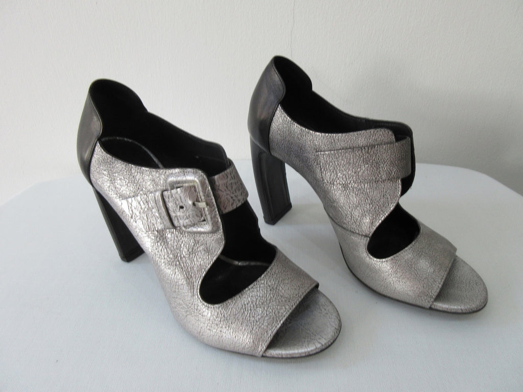 Vic Matie Buckled Silver Shoe. Product Number: Vic Matie 1L5510D.L90BDYB382 Sandalo Loeve/Alcazar 109/101, 9.5cm heel, 100% Leather, Made in Italy