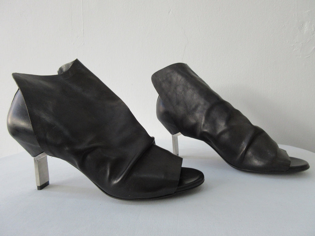 Vic Matie Top Covered Open Toe Shoe. Product Number: Vic Matie 1N6996D.NB2N20101 San/Tro Magritte 101 Black. 4cm Metal Heel. 100% Leather, Made in Italy