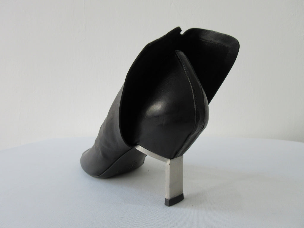 Vic Matie Top Covered Open Toe Shoe. Product Number: Vic Matie 1N6996D.NB2N20101 San/Tro Magritte 101 Black. 4cm Metal Heel. 100% Leather, Made in Italy