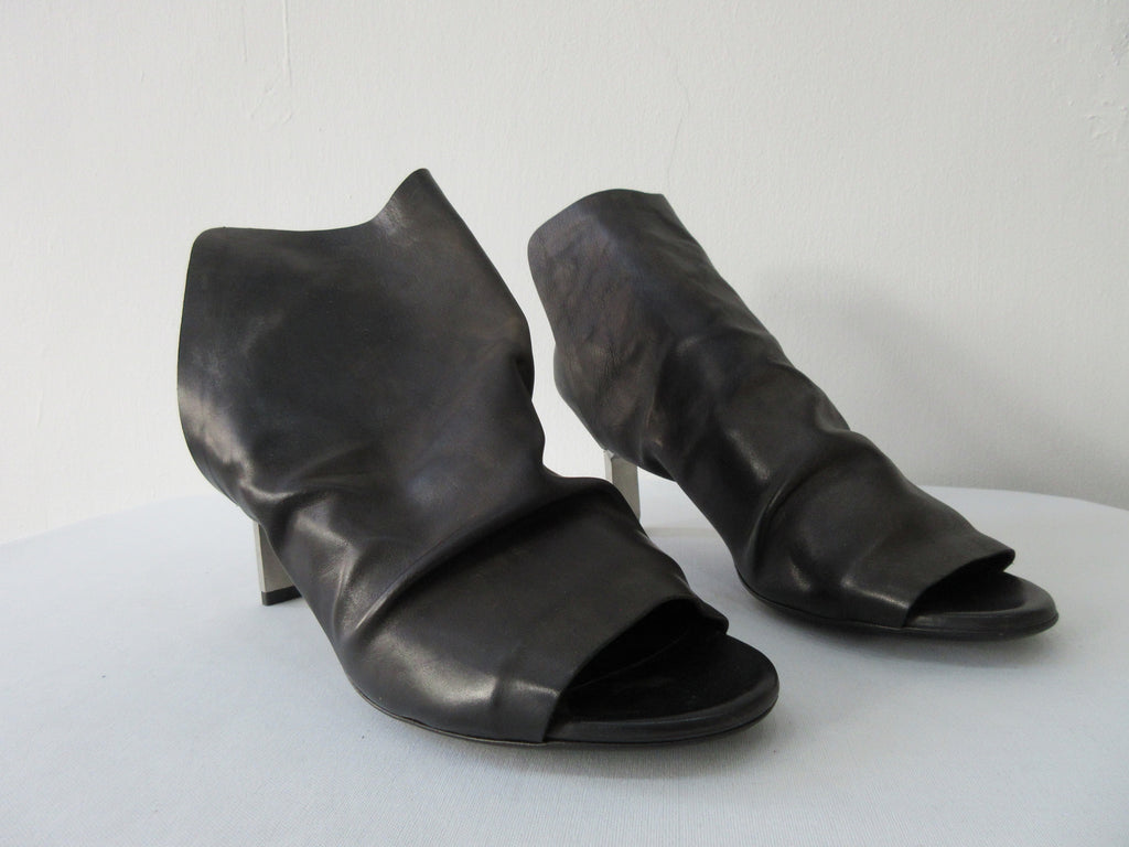 Vic Matie Top Covered Open Toe Shoe. Product Number: Vic Matie 1N6996D.NB2N20101 San/Tro Magritte 101 Black. 4cm Metal Heel. 100% Leather, Made in Italy