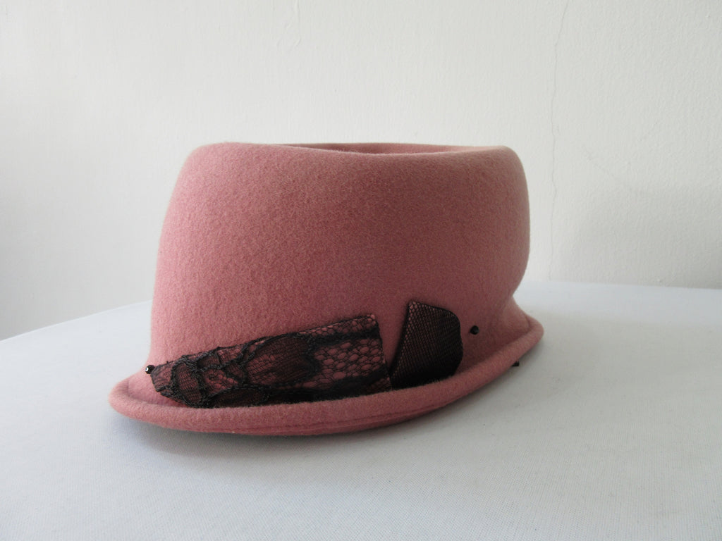 Olka Dusty Rose Hat with lace & mesh trim design. Size unknown. Inside circumfrence 59cm. Length 27cm. Width 20cm. Height 11.5cm back, 10.5cm front. 26g approximate wight. 100% Wool. Made in Canada