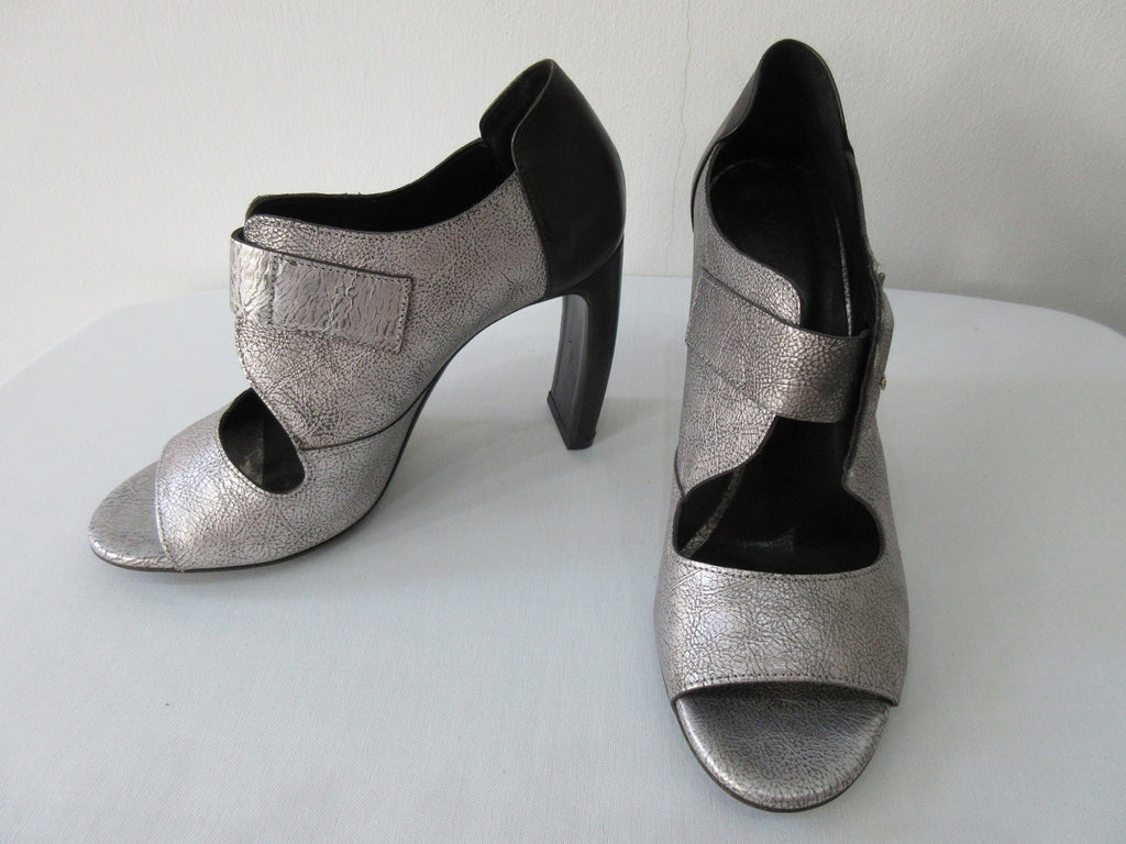 Vic Matie Buckled Silver Shoe. Product Number: Vic Matie 1L5510D.L90BDYB382 Sandalo Loeve/Alcazar 109/101, 9.5cm heel, 100% Leather, Made in Italy