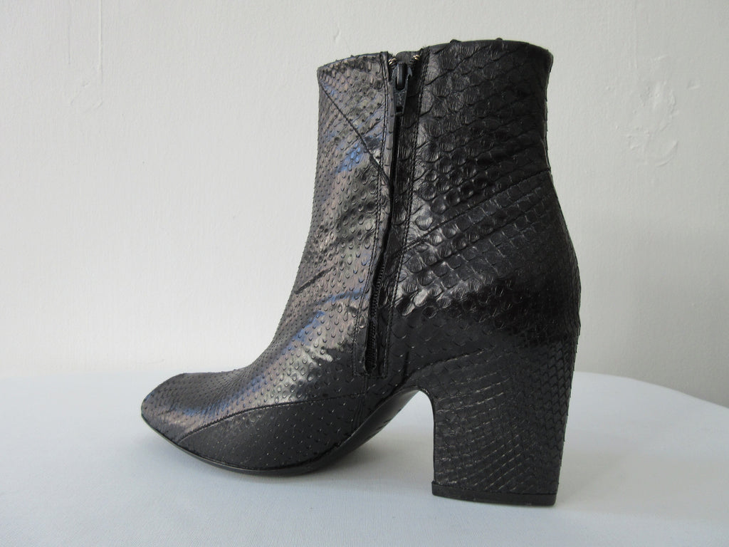 Vic Matie Snake Skin Boots. Product Number: Vic Matie 1L5365D.L80L590101 Trong.Loire 101 Black. 7cm Heel, one piece/part of boot, 100% Snakeskin. Made in Italy