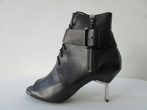 20S06 -Vic Matie Flt Heel Metal Shin Shoe